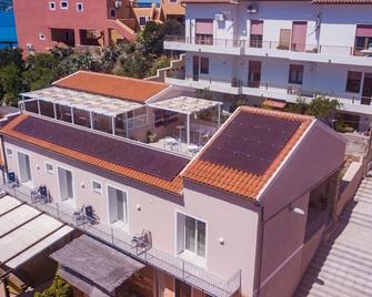 Controvento - La Maddalena - Edificio