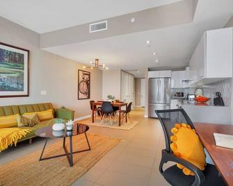 Modern Miami Gem: City View Condo|Free Parking - Miami - Living room