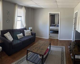 Downtown Getaway - Michigan City - Living room