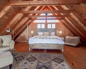 Remodeled Waterfront Home with Wraparound Deck, Water Views, & Beach Access - Waldoboro - Habitación