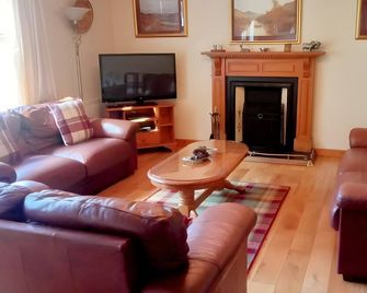 Beautiful modern home with fantastic views over the pine forests onto the hills - Grantown-on-Spey - Wohnzimmer