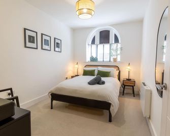 Courtyard View - Southampton - Schlafzimmer