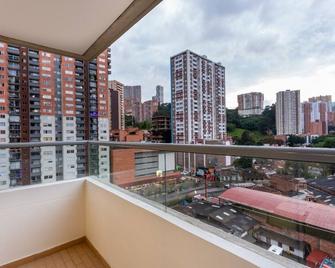 Modern comfort and authentic Medellin charm. free parking, fast wifi - Sabaneta - Balcony