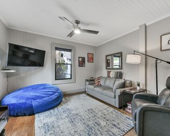 Ultra Comfy, Quiet, Bright, Private Perch in Central Marin! - San Rafael - Вітальня