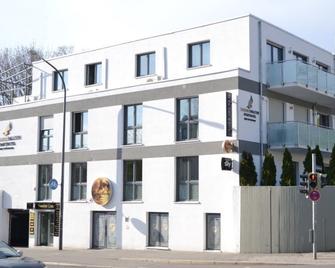 Sahara Falcon - München - Rakennus