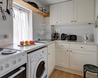 Katrinas Apartment By Treetop Property - Cirencester - Kitchen