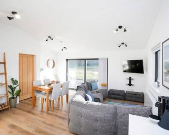 Castlehill cabin with a hot tub - Peebles - Living room