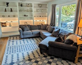 Spacious 4BR Retreat w/ Huge Yard, Outdoor Shower, Mins to Beach & Downtown - Charleston - Living room