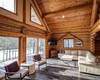 Full Log Home On Private Lake Close To Town, Snowmobile Trails, & Golf Course - Mercer - Sala de estar