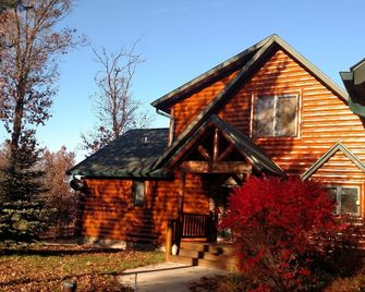 Luxury Lodge on Castle Rock Lake. Perfect setting for your outdoor fun - Mauston - Building