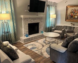 Cozy home 3 BA 2 BA , 4 Queen beds near everything - Valdosta - Living room