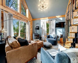Upscale w Fireplace Fire Pit Games in Gated Comm - Paw Paw - Living room