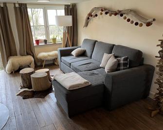 Vakantiewoning op Natuurterrein t Heuvelhof met optioneel hottub en sauna - Heuvelland - Wohnzimmer