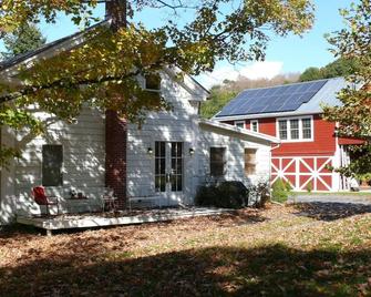 the suite @ barn & bike - private, bucolic, serene setting - Red Hook - Edificio