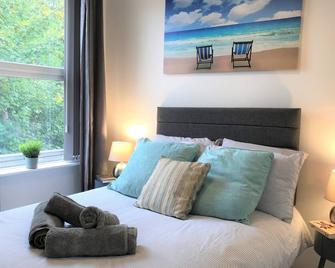 Central Wigan welcoming Townhouse sleeps up to 6 - Wigan - Bedroom