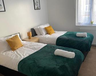 Large 3BR House in Harlow - Harlow - Bedroom