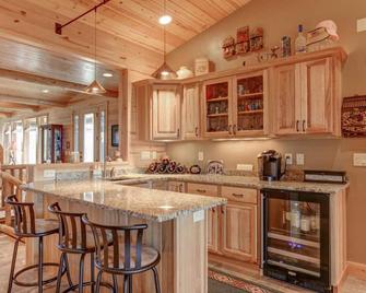 Spacious home close to Lanesboro, MN and the Root River State trail system. - Peterson - Cocina