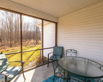Serene, wooded setting near wineries, covered bridges, Lake Erie, & more! - Kingsville - Balcón