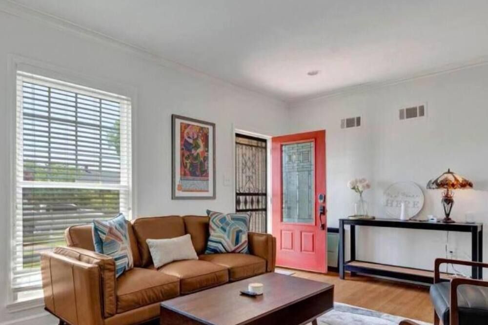 Charming 3-bedroom house in delightful Memphis with WiFi, AC - Memphis - Living room