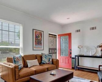 Charming 3-bedroom house in delightful Memphis with WiFi, AC - Memphis - Sala de estar