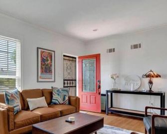 Charming 3-bedroom house in delightful Memphis with WiFi, AC - Memphis - Living room