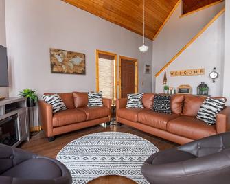A-Frame, Bin-zebo & Gas Firepit, Walk to Finley - Ozark - Sala de estar