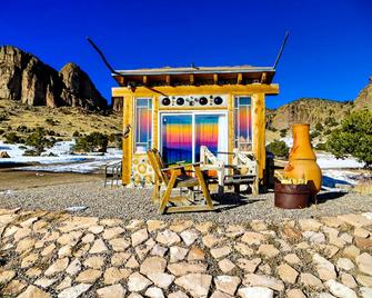 Unique Tiny House Rental on a Solar Ranch near Rio Grande National Forest, Colorado - Del Norte - Patio