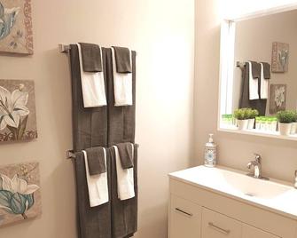 Your Sarnia \'City Cottage\' is waiting for you! - Sarnia - Bathroom
