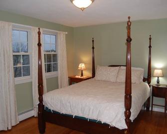 Spacious 4 bedroom house on lake - Cazenovia - Bedroom