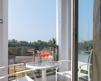 Living Room by Seasons Hotels - Panaji - Balcony