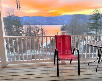 Vacation Home with 8 beds & fast WiFi with view of the Adirondacks & Lake George - Silver Bay - Balcón