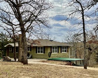 Hill House with hot tub and Private Lake access - Sulphur - Edificio