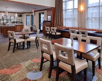 Cozy Suite in Rochester | Free Breakfast + Shared Pool & Hot Tub. Near Mayo Clinic! - Rochester - Restaurant