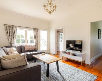 Cute Character Cottage - Martinborough - Wohnzimmer
