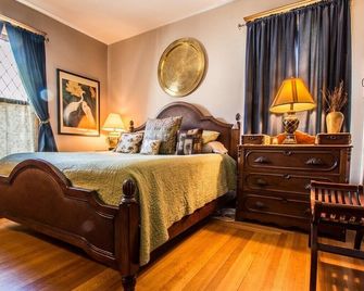 Historic Downtown Lake Geneva Bungalow Walk to Beach Dining Nightlife - Lake Geneva - Bedroom