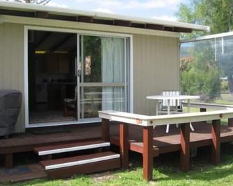 Great family bach in Kinloch - Kinloch - Patio