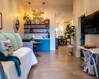 Designer Penthouse with Rooftop Deck Near Downtown and Lookout Mtn - Chattanooga - Living room