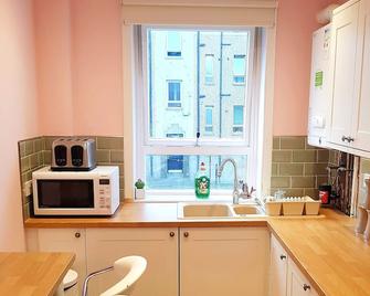 Warm Cosy Family Home With Free Parking - Glasgow - Kitchen