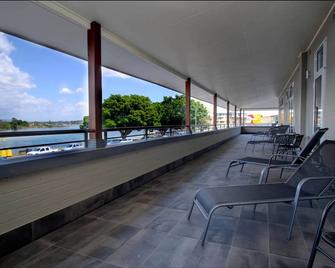 Lakes and Ocean Hotel Forster - Forster - Parveke