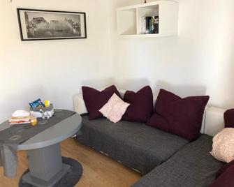 2 Zimmer Wohnung mit Balkon - Nähe Messe - Haar - Wohnzimmer
