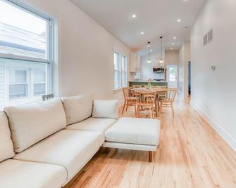 Newly renovated, 2 blocks from downtown Bradley Beach, short walk to the beach! - Neptune - Living room