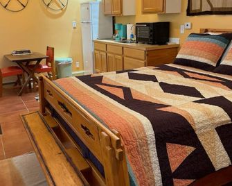 Charming Brewery Gulch apartment in a historic former brothel close 2 everything - Bisbee - Bedroom