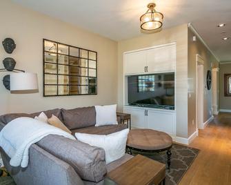 Luxury Brownstone in Orenco - Hillsboro - Living room