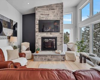 Modern Waterfront Cottage on the Rouge River & Spa - Rivière-Rouge - Salon