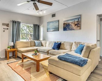 Peaceful Home Near Cape Canaveral and River! - Mims - Sala de estar
