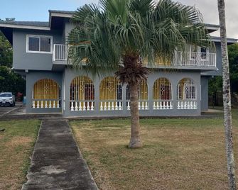 Cozy's Bandb - Runaway Bay - Gebäude