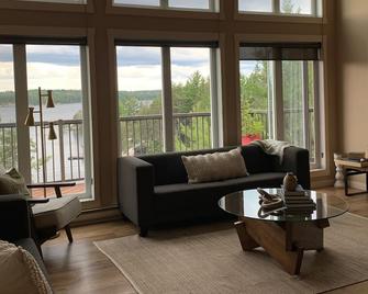 The Nest - Modern 3 Bedroom Cottage with Bunkie - Kenora - Living room
