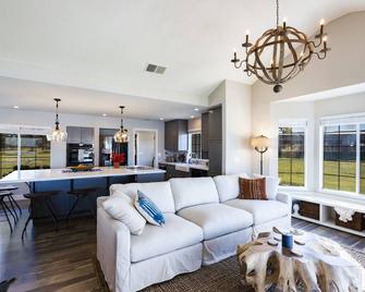 Peaceful Lakehouse on Spectacular Vineyard Estate - Placerville - Salon