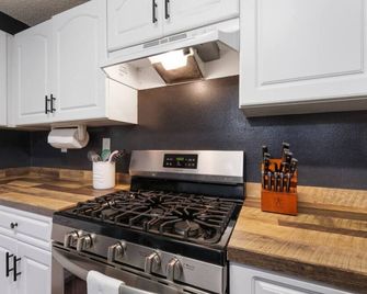 Pet friendly home in the heart of Crestview - Crestview - Kitchen