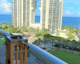 Luxe Apt Ocean View Steps Away Beach Sunny Isles - Sunny Isles Beach - Balcony